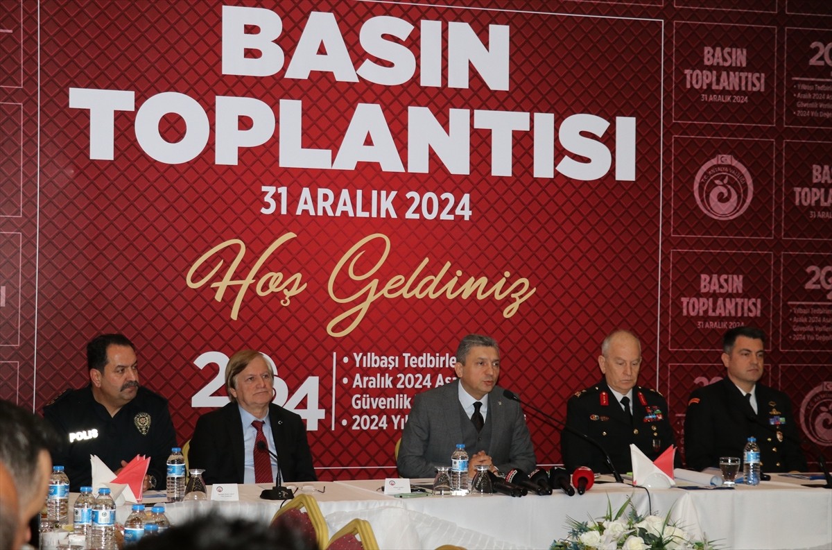 Turizm kenti Antalya'da yılbaşı dolasıyla genel güvenlik ve asayişin temini için havadan, karadan...