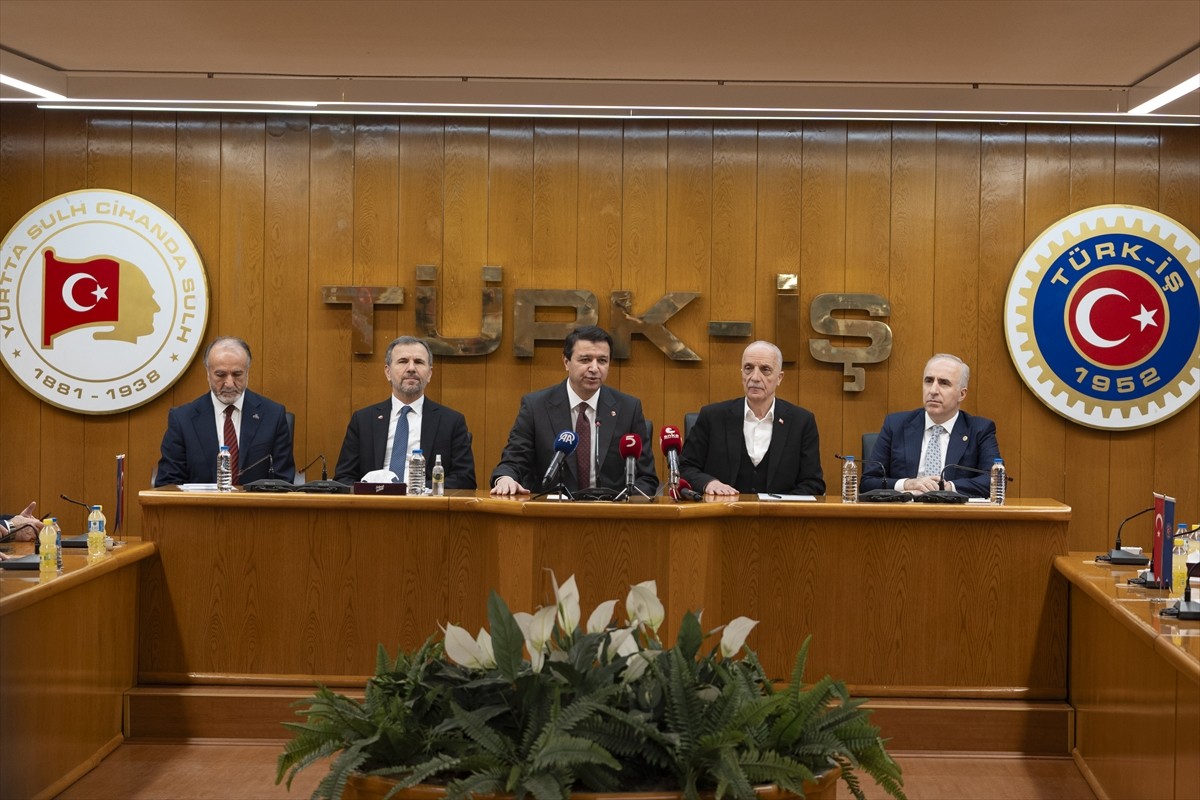 TÜRK-İŞ Genel Başkanı Ergün Atalay'ı ziyaret eden Saadet Partisi Genel Başkanı Mahmut Arıkan...