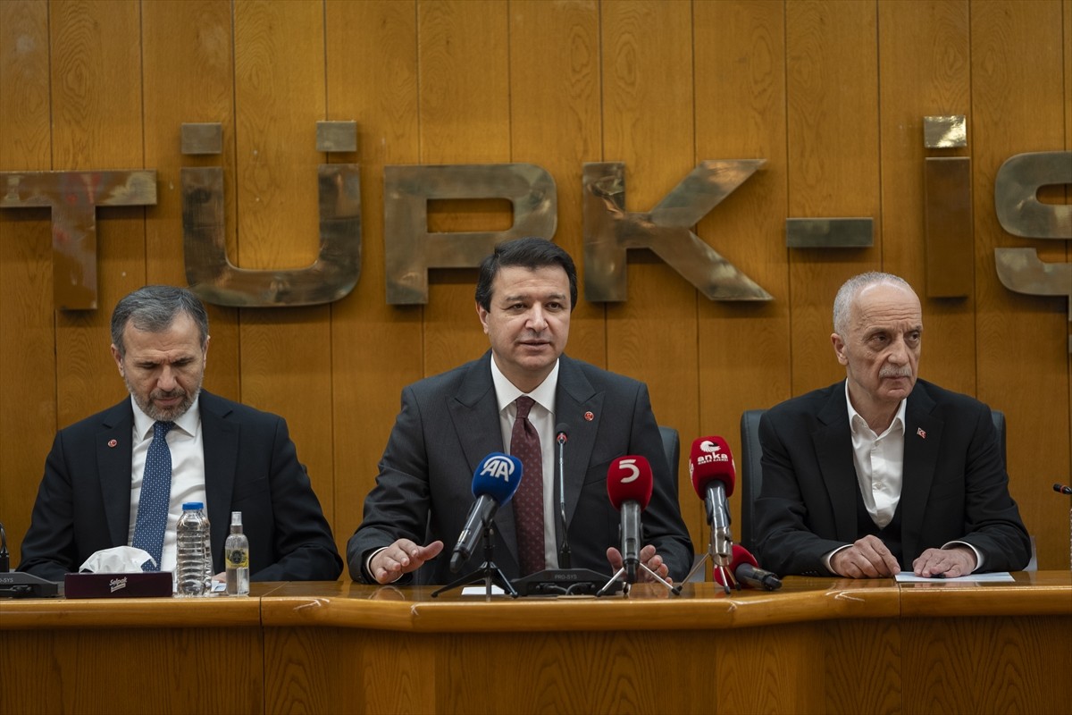 TÜRK-İŞ Genel Başkanı Ergün Atalay'ı ziyaret eden Saadet Partisi Genel Başkanı Mahmut Arıkan...