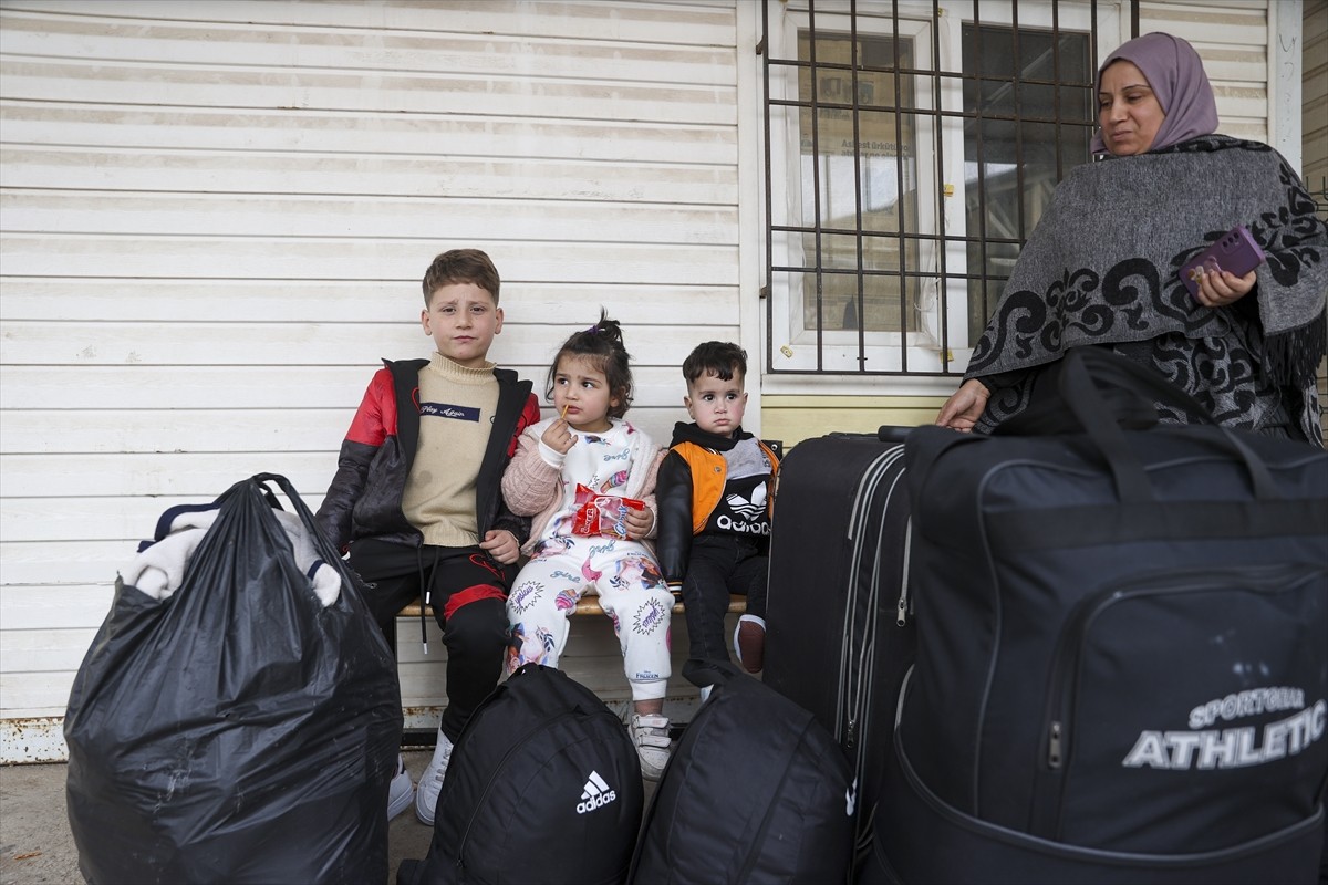 Türkiye'de doğan ve ülkelerini hiç görmeyen Suriyeli çocuklar, 61 yıllık Baas rejiminin devrilmesi...
