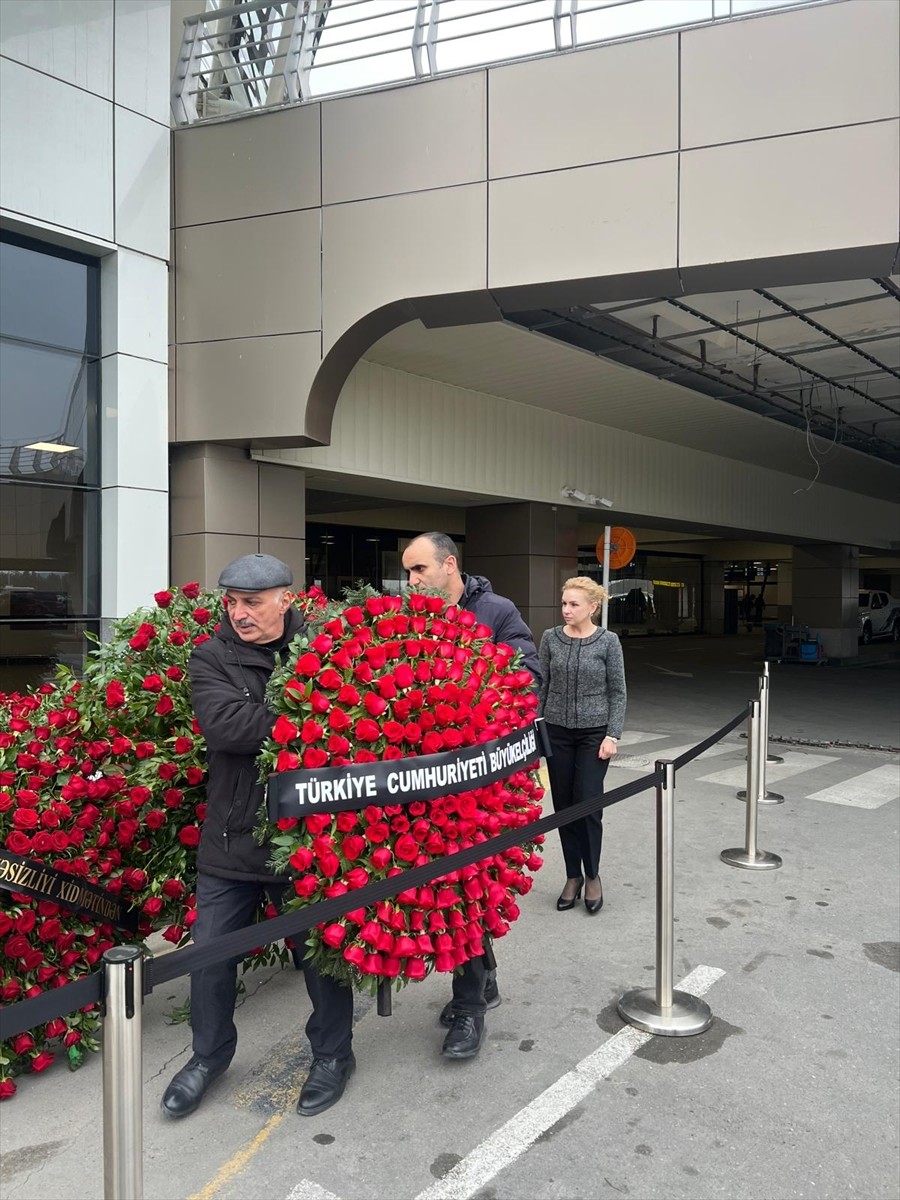 Türkiye'nin Bakü Büyükelçiliği Müsteşarı Gülçin Zeynep Kıvılcım ve büyükelçilik çalışanları...