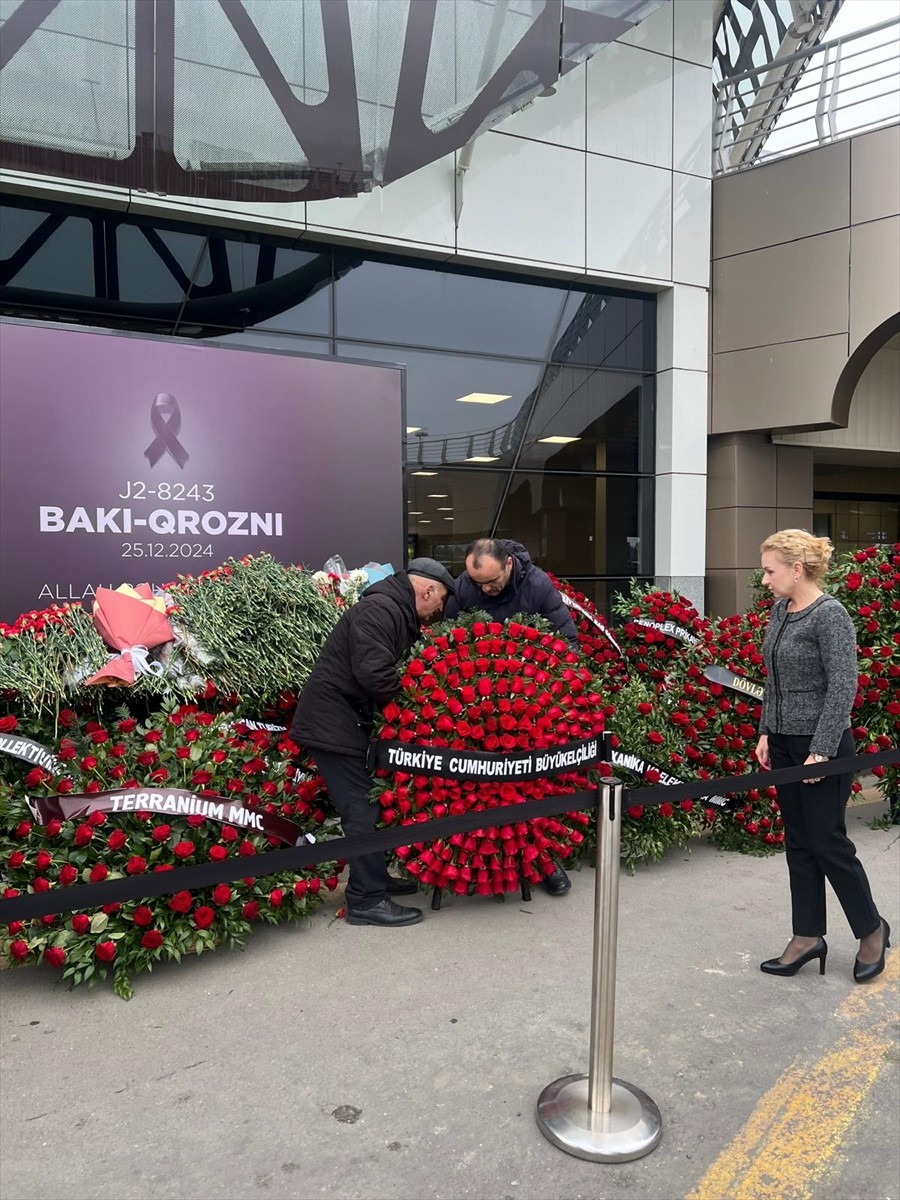 Türkiye'nin Bakü Büyükelçiliği Müsteşarı Gülçin Zeynep Kıvılcım ve büyükelçilik çalışanları...