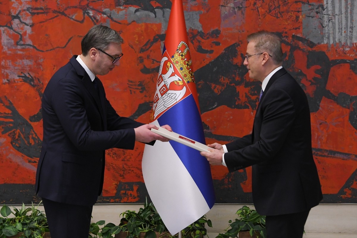 Türkiye'nin Belgrad Büyükelçisi İlhan Saygılı (sağda), Sırbistan Cumhurbaşkanı Aleksandar Vucic'e...