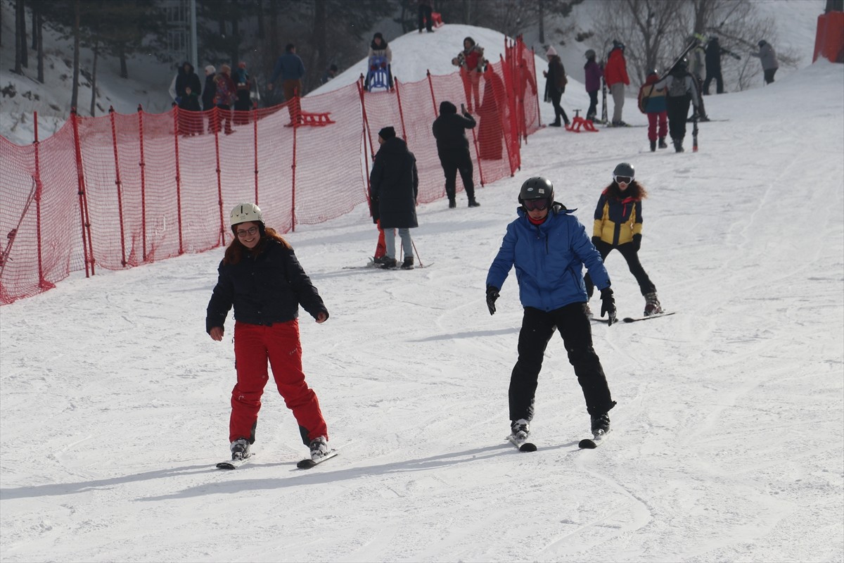 Türkiye'nin önemli kış turizm noktalarından Palandöken Kayak Merkezi'nde hafta sonu yoğunluğu...