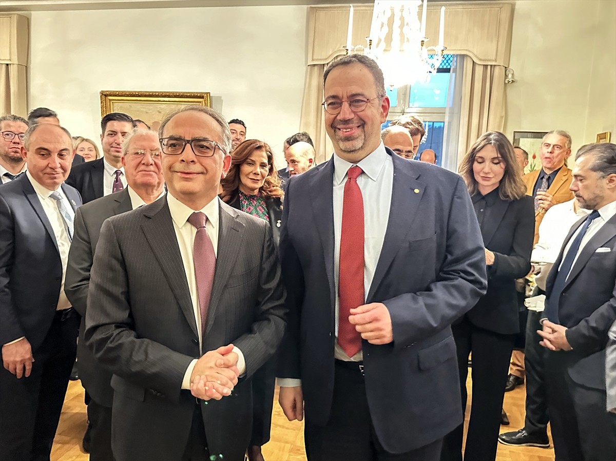 Türkiye'nin Stockholm Büyükelçisi Yönet Can Tezel (önde solda), 2024 Nobel Ekonomi Ödülü sahibi...