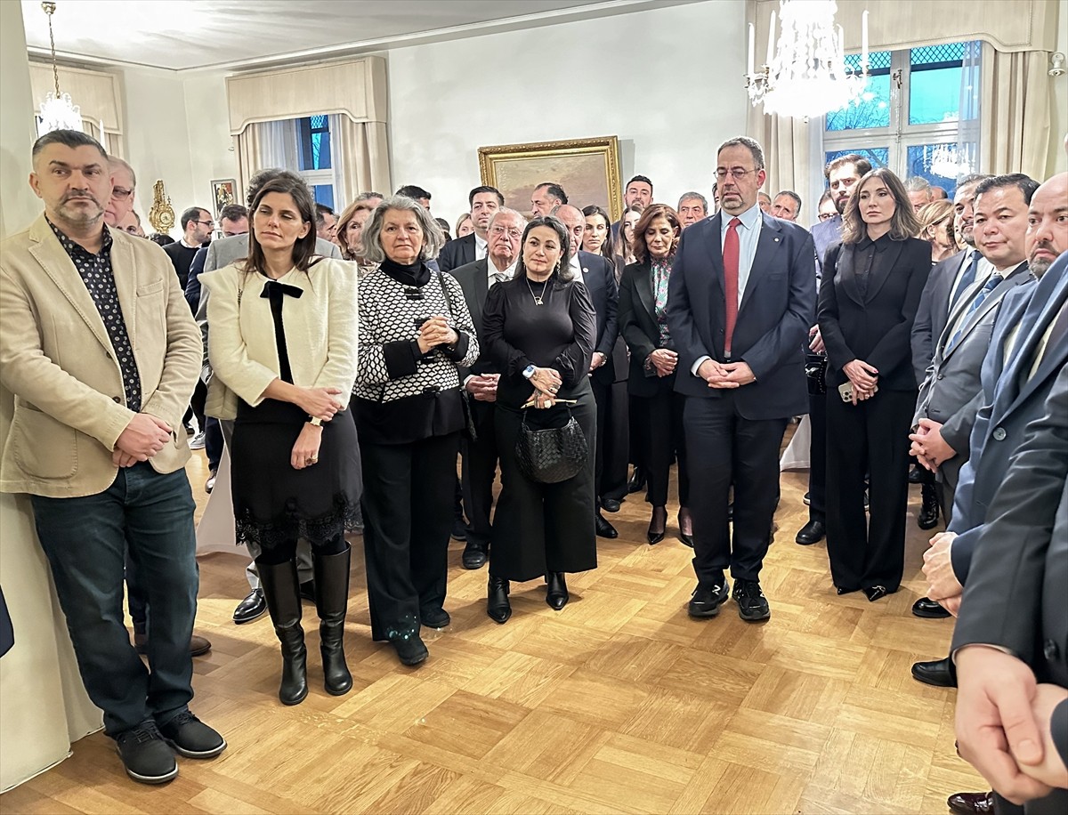 Türkiye'nin Stockholm Büyükelçisi Yönet Can Tezel (önde solda), 2024 Nobel Ekonomi Ödülü sahibi...