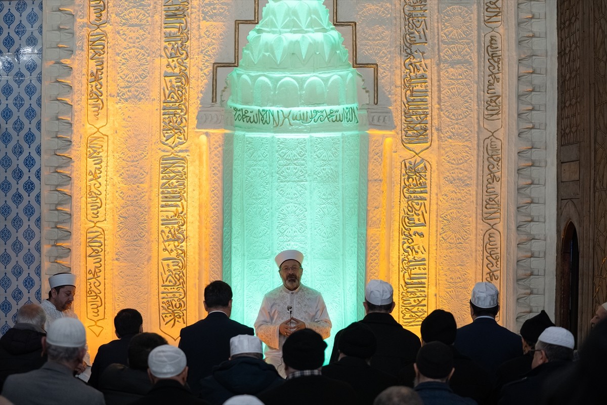 Türkiye genelindeki camilerde Gazzeliler ve tüm mazlumların kurtuluşu için yatsı namazında dua...