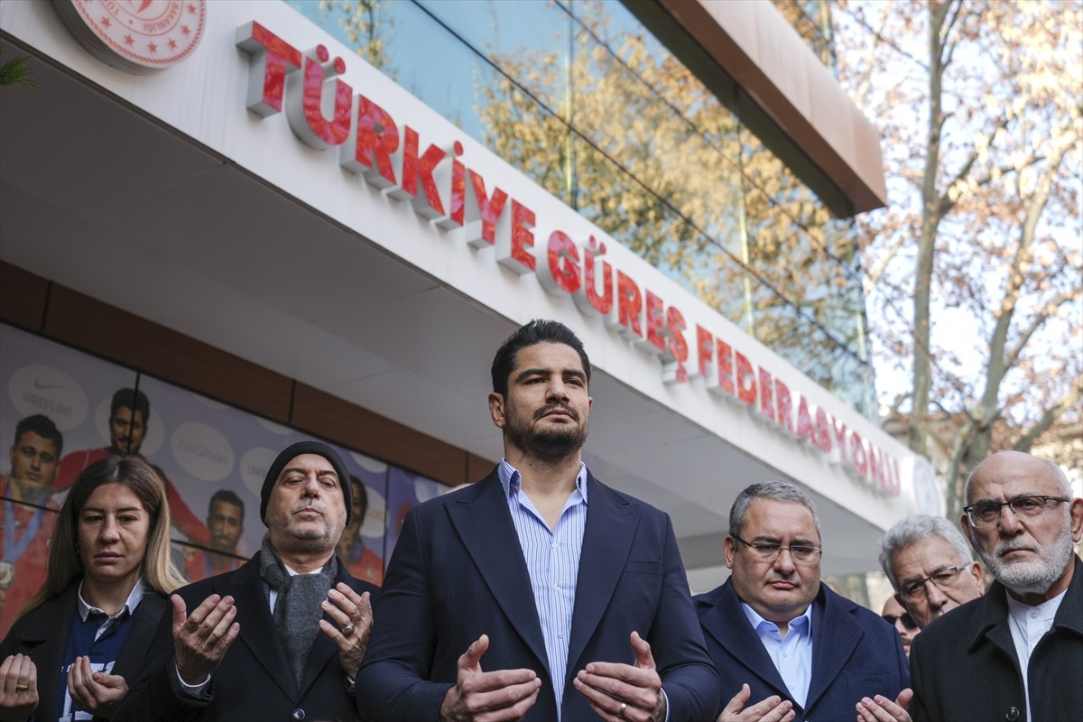 Türkiye Güreş Federasyonunun yeni başkanı Taha Akgül, göreve başladı.  Yönetim kurulu üyeleri ve...
