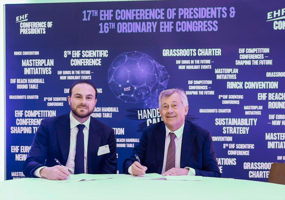 Türkiye Hentbol Federasyonu (THF) Başkanı Mesut Çebi,(solda) Avrupa Hentbol Federasyonu (EHF)...