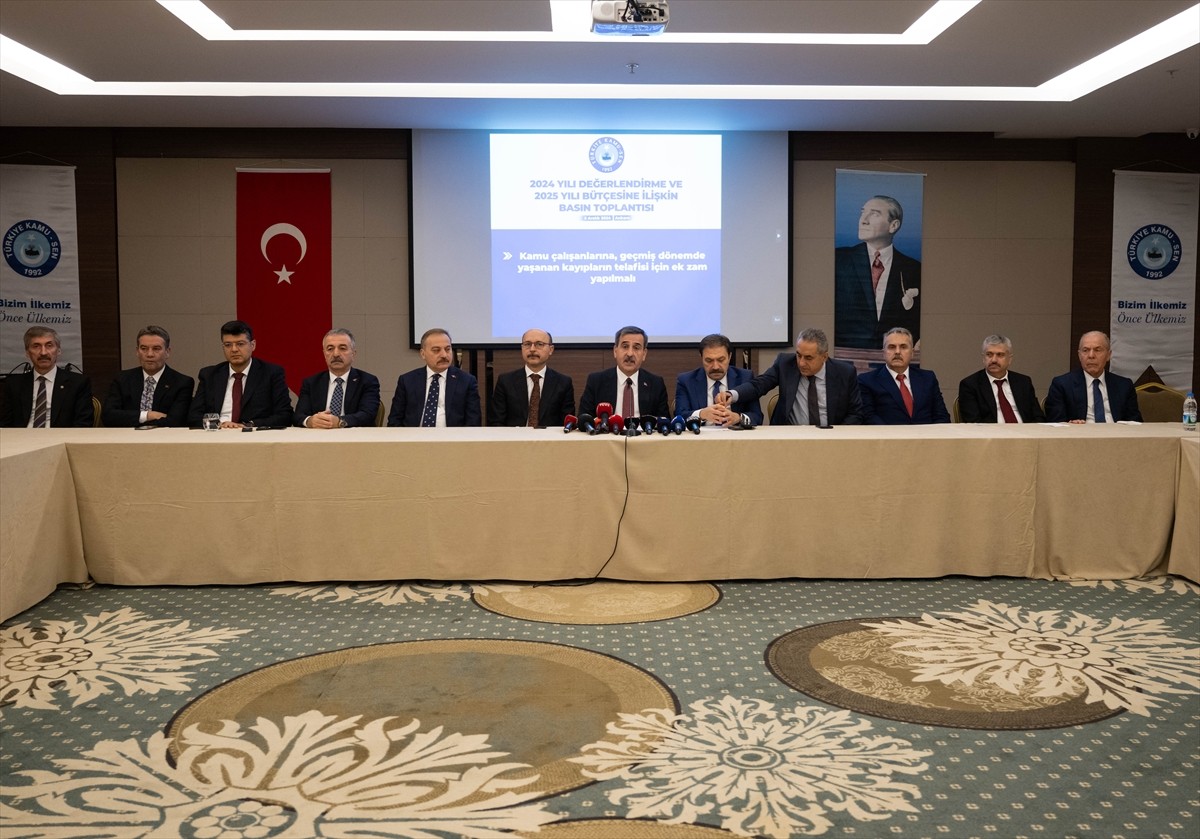 Türkiye Kamu-Sen Genel Başkanı Önder Kahveci (sol 7), bir otelde düzenlediği basın toplantısında...