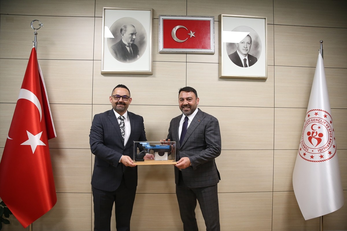 Türkiye Modern Pentatlon Federasyonu Başkanı Serhat Aydın ve yönetim kurulu, Gençlik ve Spor Bakan...