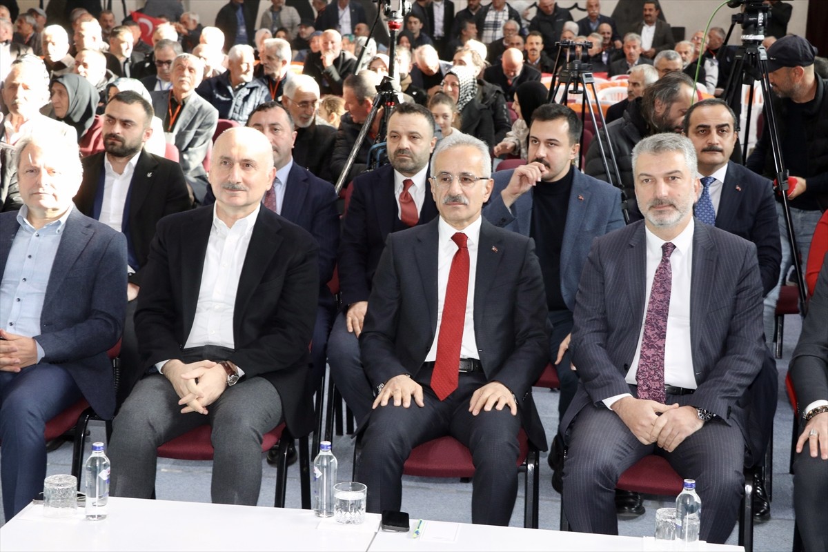 Ulaştırma ve Altyapı Bakanı Abdulkadir Uraloğlu, Of Gençlik Merkezi'nde gerçekleştirilen AK Parti...