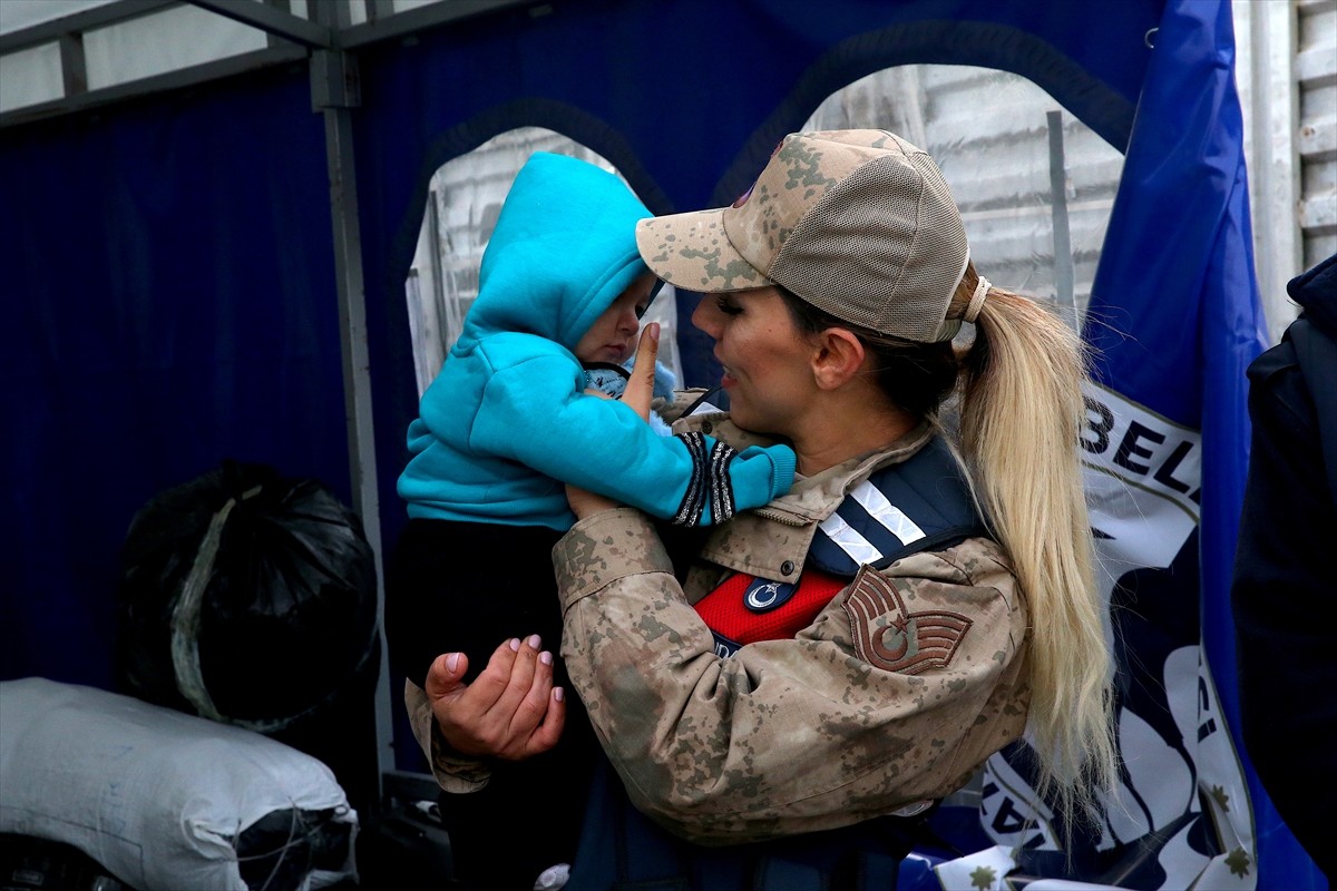 Ülkelerine dönmek isteyen Suriyelilerin, Hatay'daki Cilvegözü, Yayladağı ve Zeytindalı sınır...