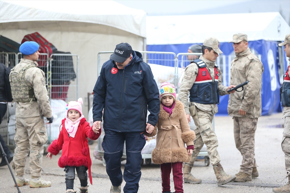 Ülkelerine dönmek isteyen Suriyelilerin Hatay'daki Cilvegözü, Yayladağı ve Zeytindalı sınır...