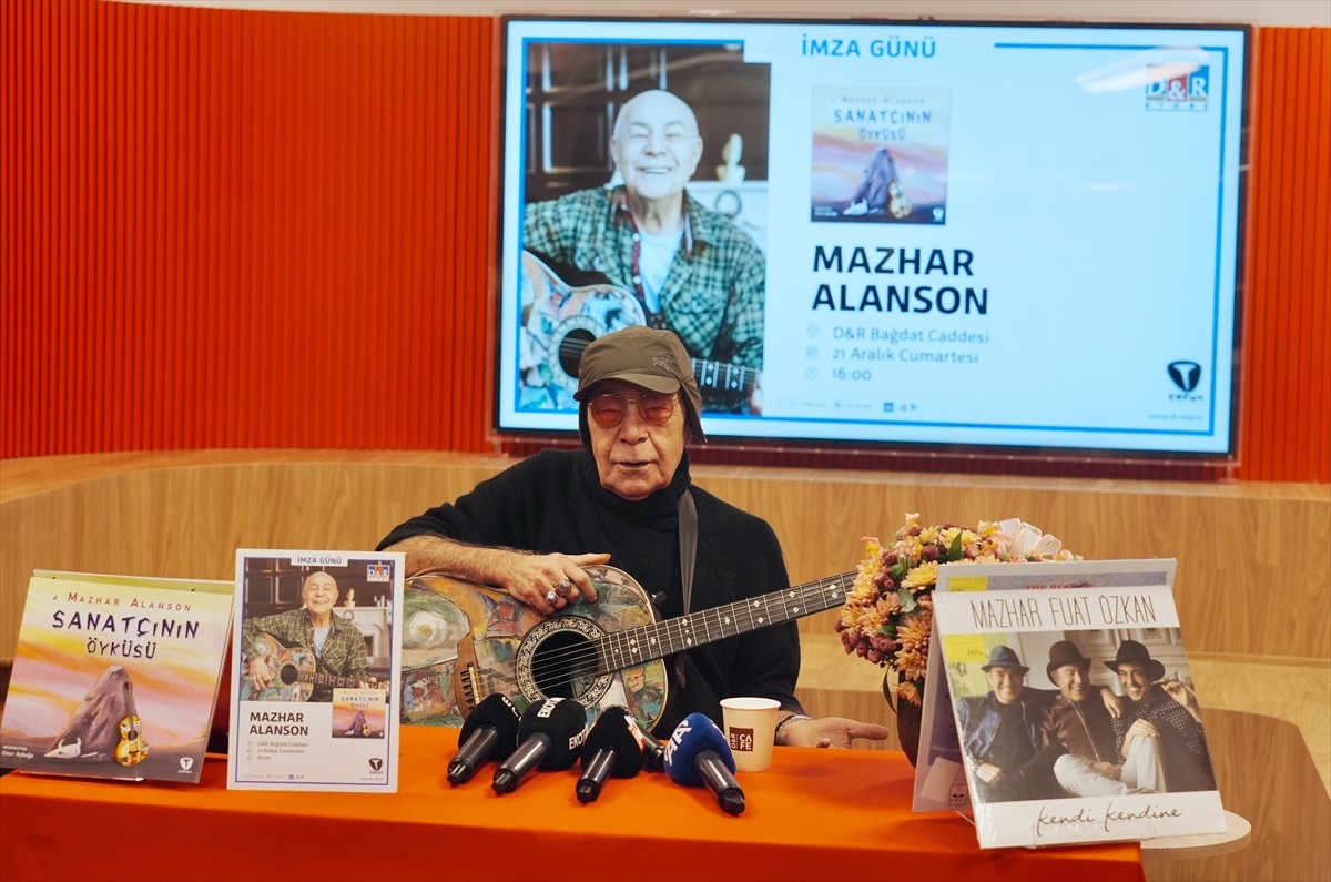 Usta şarkıcı Mazhar Alanson'un "Sanatçının Öyküsü" isimli yeni kitabı, Bağdat Caddesi D&R...