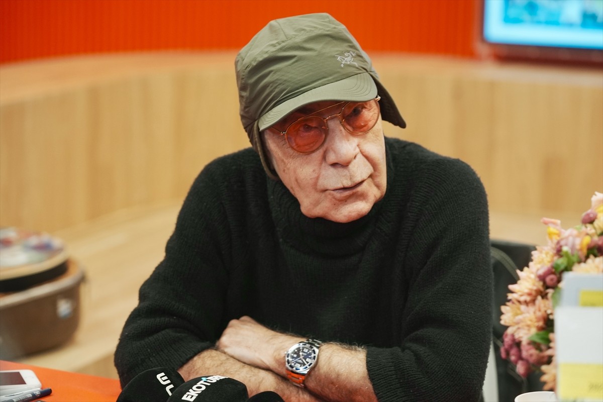 Usta şarkıcı Mazhar Alanson'un "Sanatçının Öyküsü" isimli yeni kitabı, Bağdat Caddesi D&R...