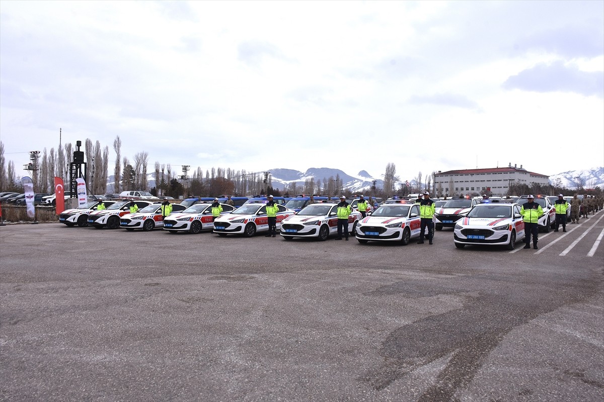 Van'da İl Jandarma Komutanlığı'na tahsis edilen 72 araç, düzenlenen törenle hizmete alındı.
