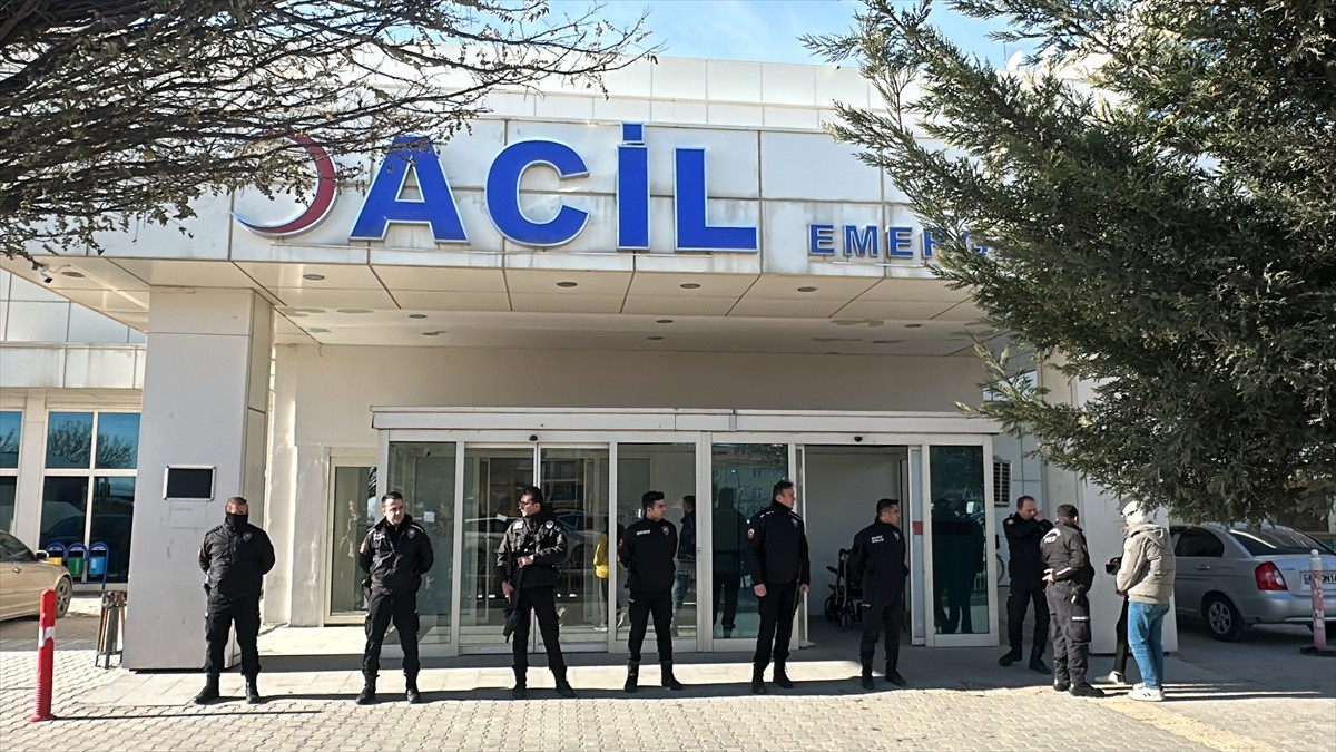 Van'ın Erciş ilçesinde husumetli iki ailenin bireyleri arasında çıkan kavgada 15 kişi yaralandı....