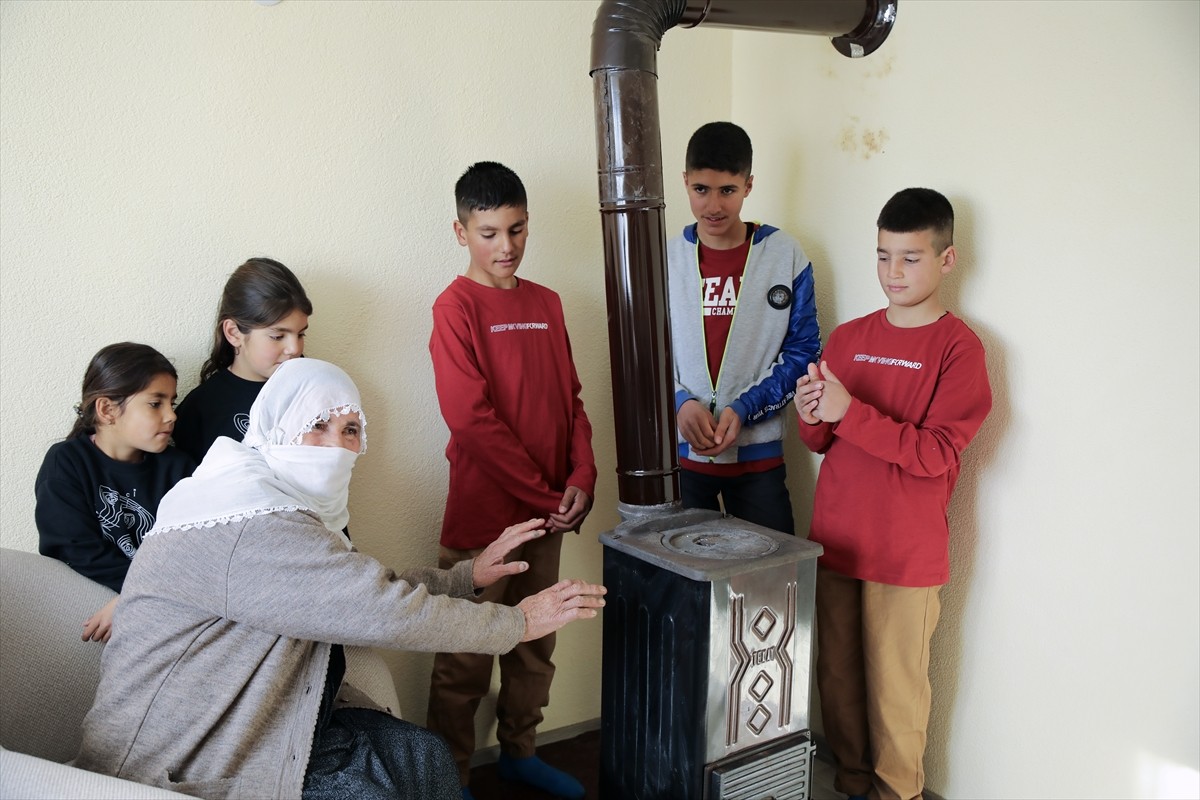 Van'ın Muradiye ilçesinde Kaymakamlık ile Türk Kızılay gönüllüleri, banyosu ve tuvaleti olmayan...