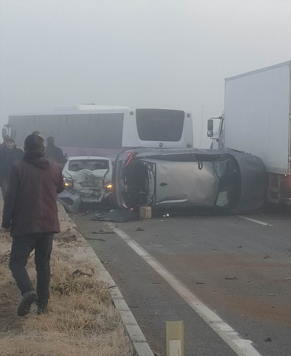 Van-Erciş kara yolunun iki ayrı noktasında meydana zincirleme trafik kazalarında ilk belirlemelere...