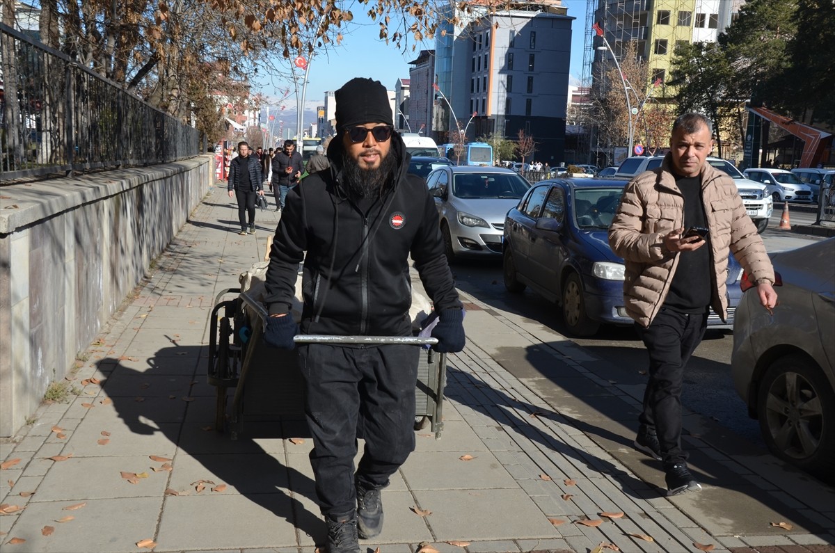 Yürüyerek 10 ayda 8 ülke gezen Japonyalı gezgin Kimono Magician, Türkiye'deki turunda Muş'a...