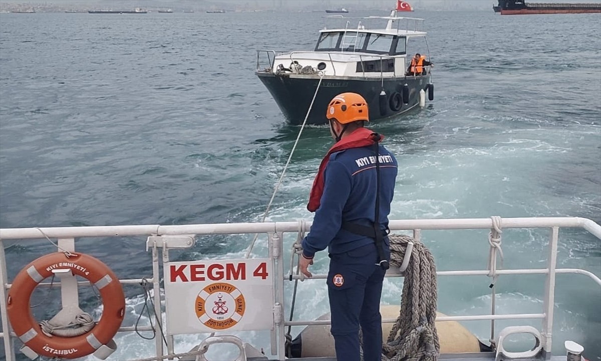 Zeytinburnu önlerinde makine arızası dolayısıyla sürüklenen tekne kurtarıldı.