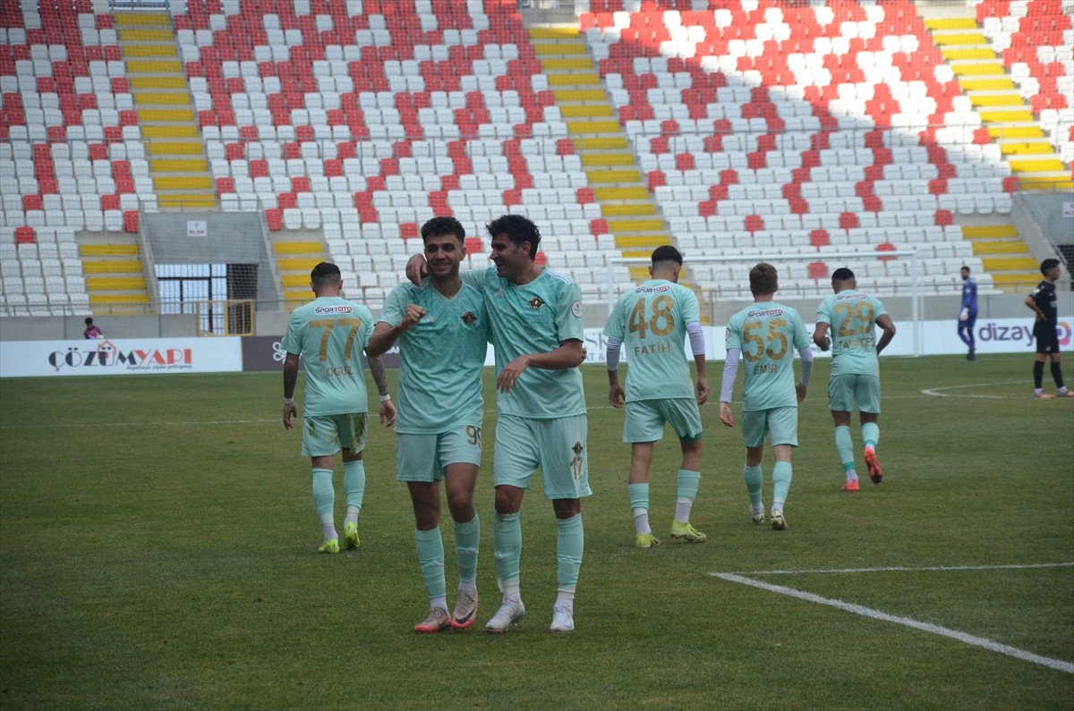 Ziraat Türkiye Kupası 4. tur maçında Karaman Futbol Kulübü ile Esenler Erokspor, Yeni Karaman...