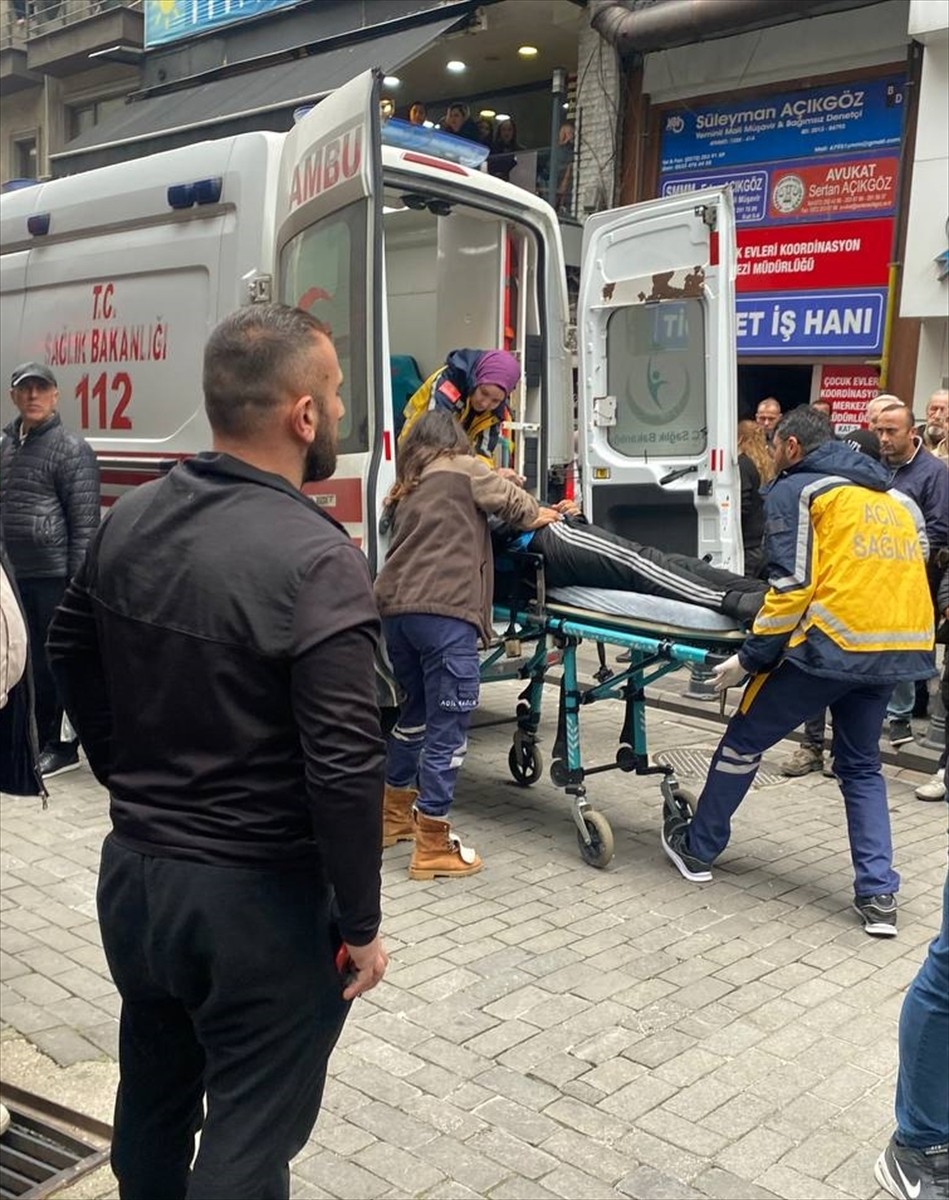 Zonguldak'ta çıkan kavgada keser ve bıçakla yaralanan 3 kişi hastaneye kaldırıldı. Ekipler olay...