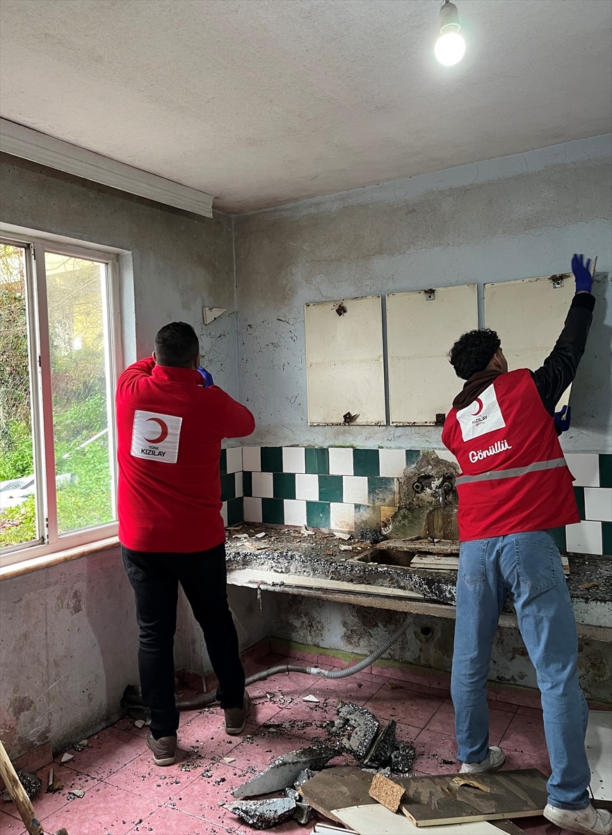 Zonguldak'ta otizmli Taner Başkurt'un annesiyle yaşadığı bakımsız durumdaki evi, Türk Kızılay...