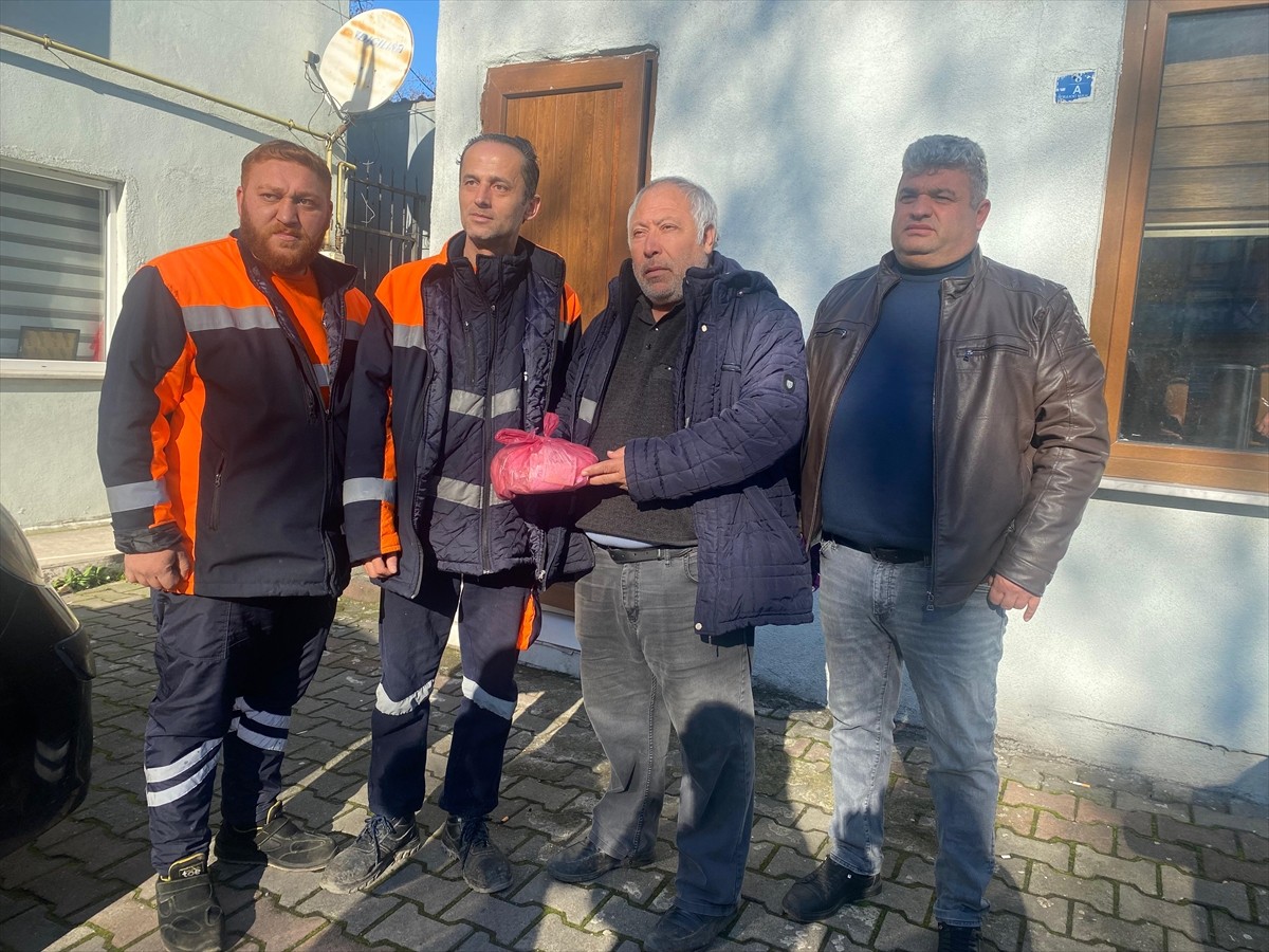 Zonguldak'ta temizlik personeli, pazar yerinde buldukları içinde para olan poşeti sahibine...