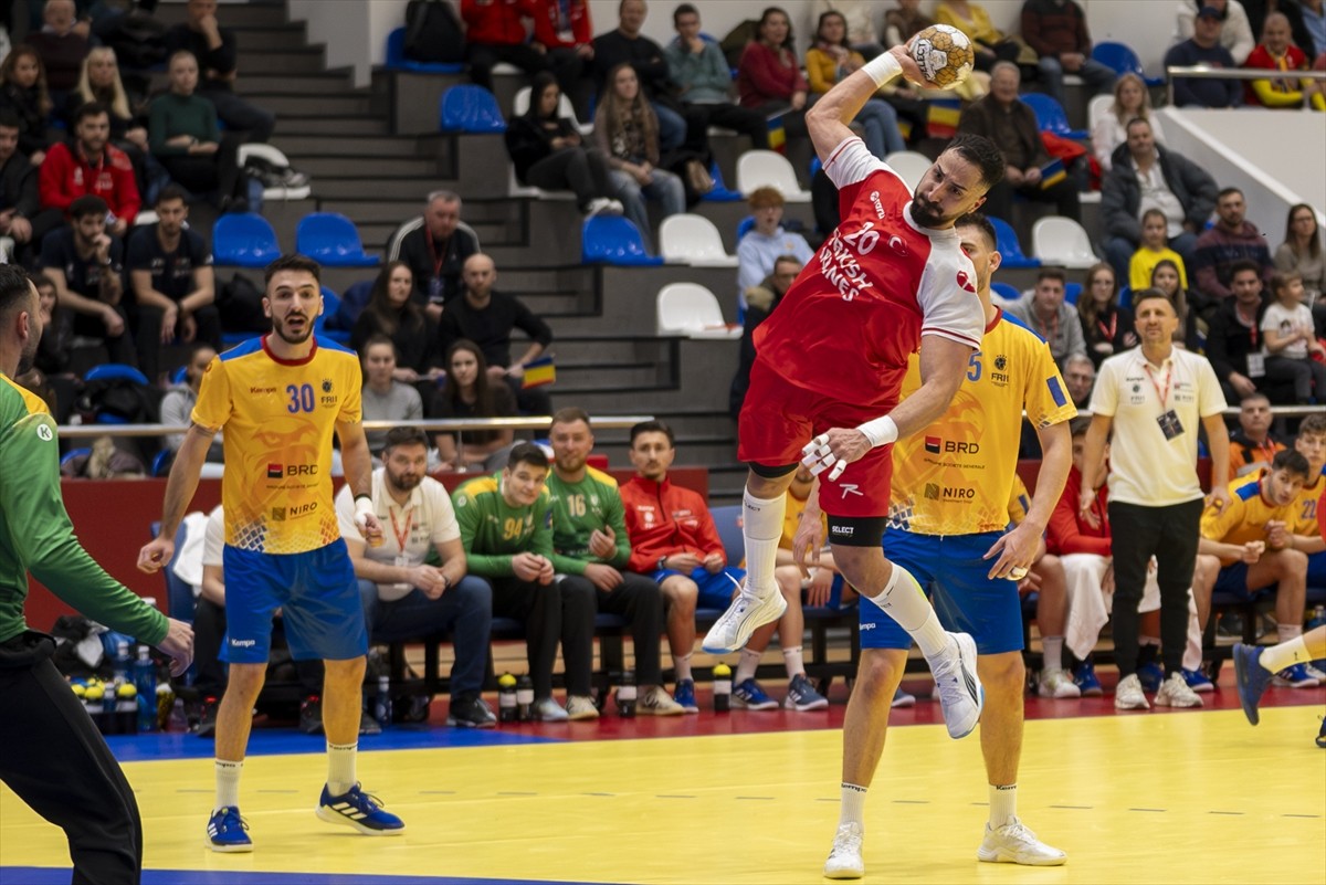 A Milli Erkek Hentbol Takımı, Romanya'da düzenlenen Uluslararası Karpat Turnuvası'ndaki ilk...