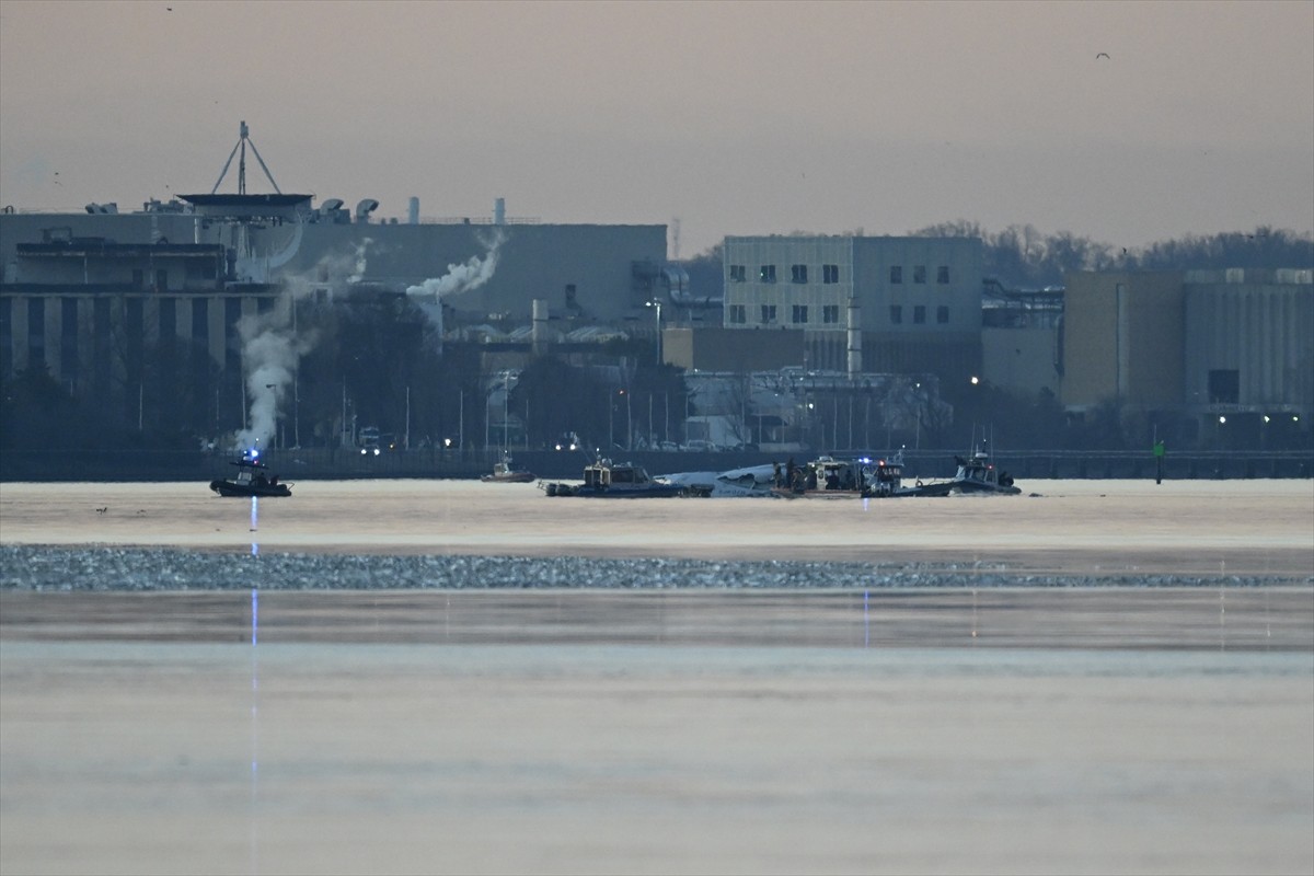 ABD'nin başkenti Washington yakınlarındaki Ronald Reagan Havalimanı civarında 60 yolcu ve 4...