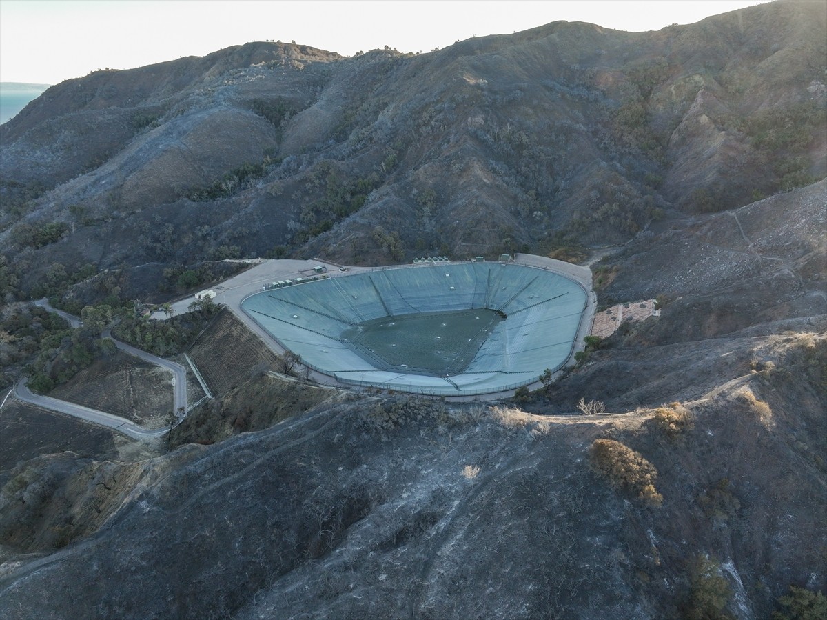 ABD'nin California eyaletinin Los Angeles kentinde ve çevresinde devam eden orman yangınlarını...