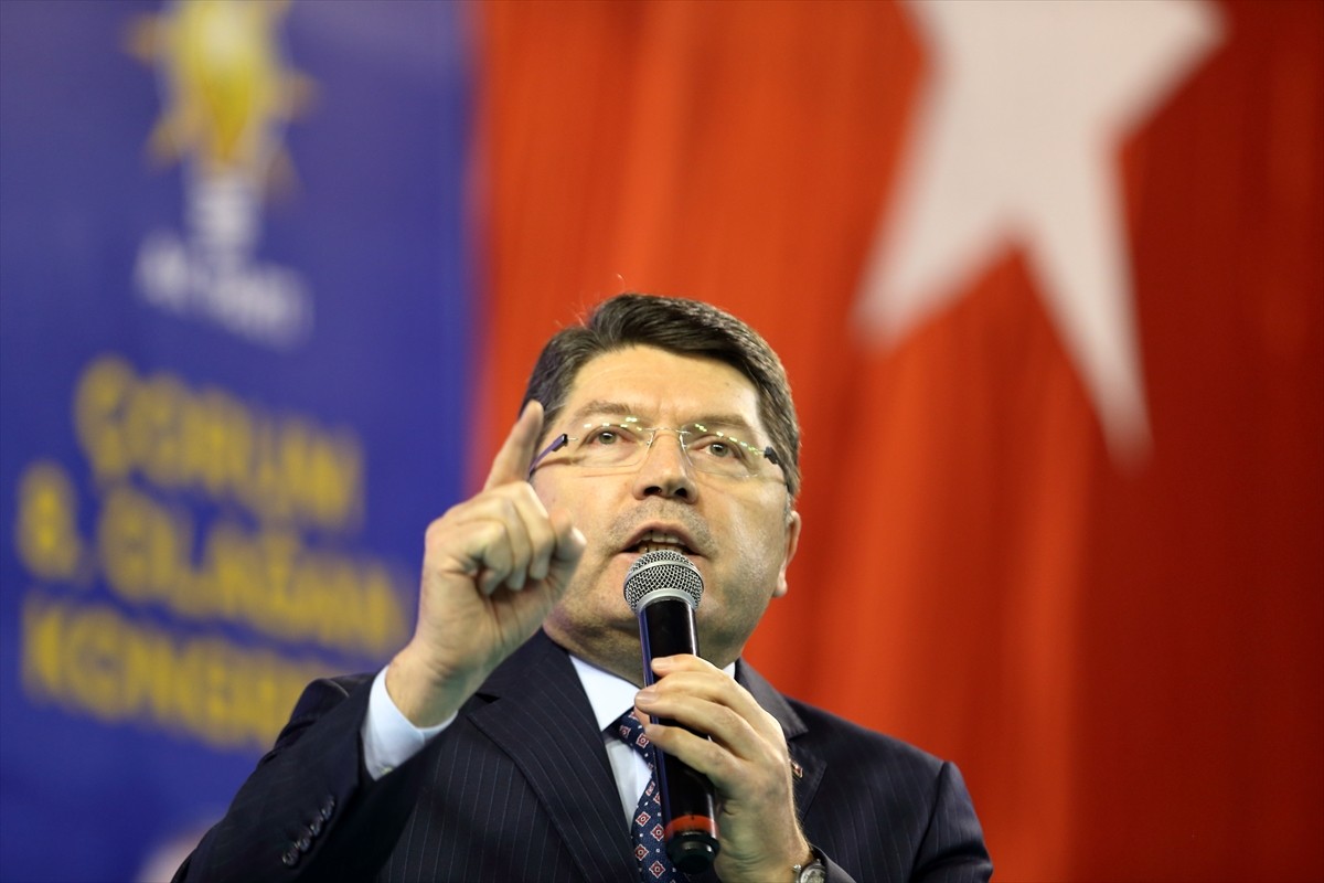 Adalet Bakanı Yılmaz Tunç, Atatürk Spor Salonu'nda düzenlenen AK Parti Çorum 8. Olağan İl...