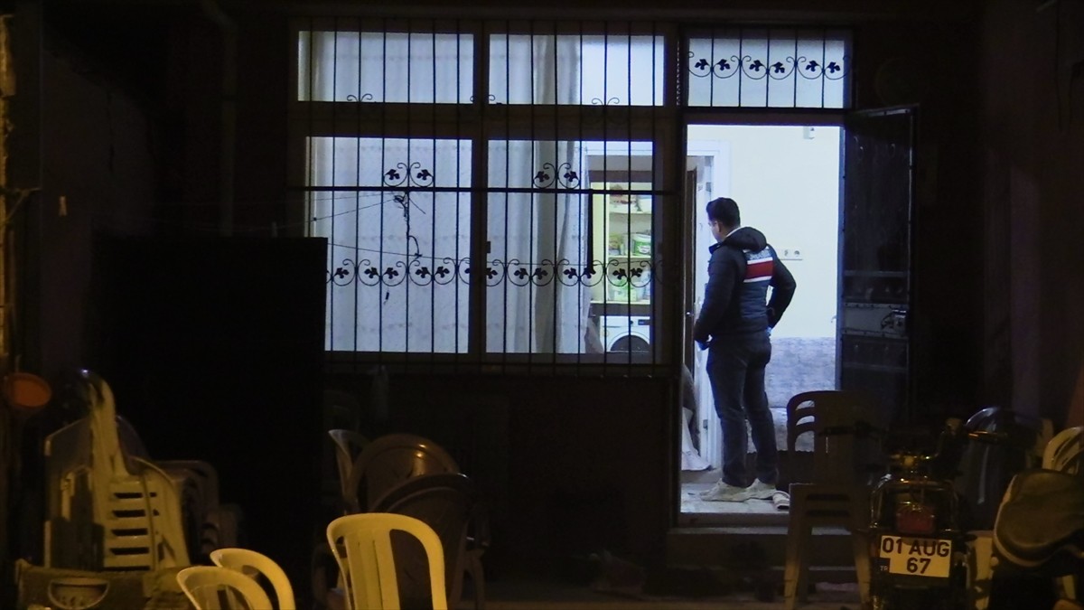 Adana'da 15 yaşındaki çocuğun yol kenarında silahla vurulmuş halde ölü bulunmasıyla ilgili anne ve...