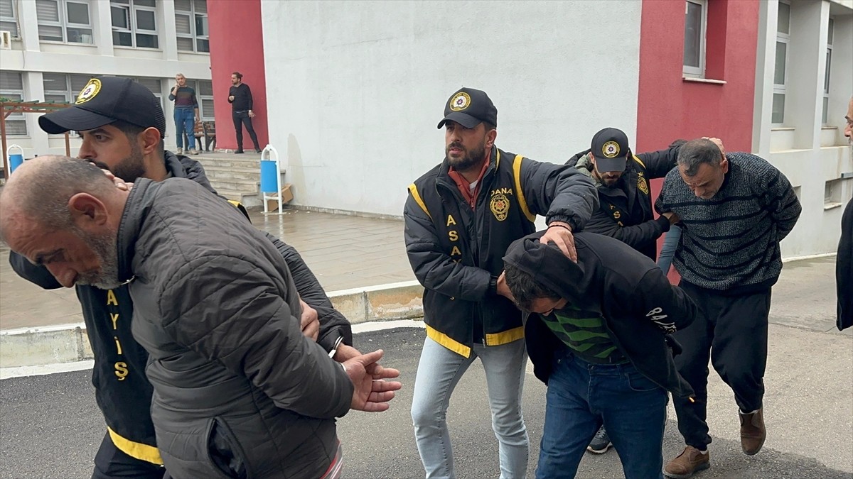 Adana'da bir kadının öldürülmesiyle ilgili gözaltına altına alınan 5 şüpheliden 3'ü...