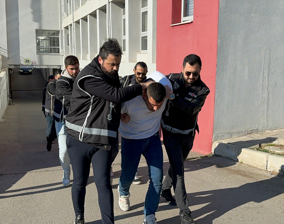 Adana'da bir panelvanda 2 milyon 500 bin makaron (filtreli sigara kağıdı) ele geçirildi, gözaltına...