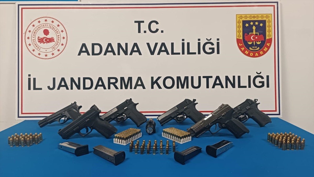 Adana'da iki araçta 6 ruhsatsız tabanca ele geçirildi, 2 şüpheli tutuklandı.