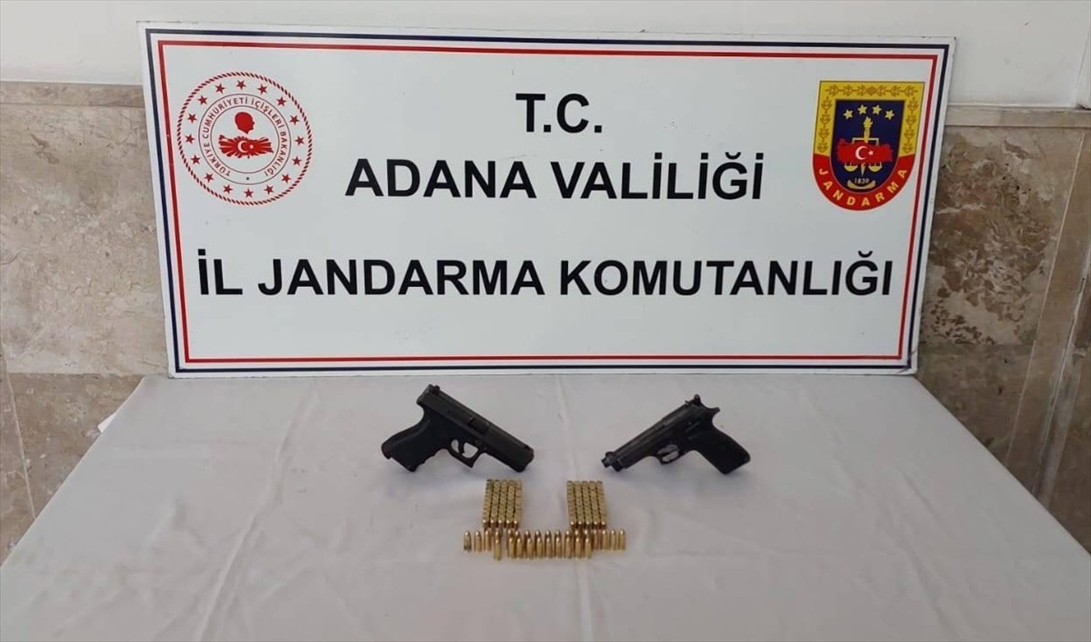 Adana'da jandarmanın düzenlediği operasyonda gümrük kaçağı 70 cep telefonu ile iki ruhsatsız...