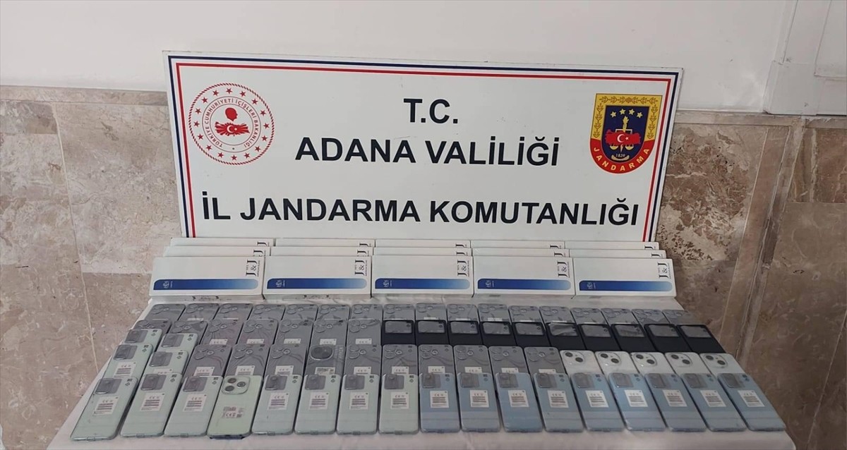 Adana'da jandarmanın düzenlediği operasyonda gümrük kaçağı 70 cep telefonu ile iki ruhsatsız...