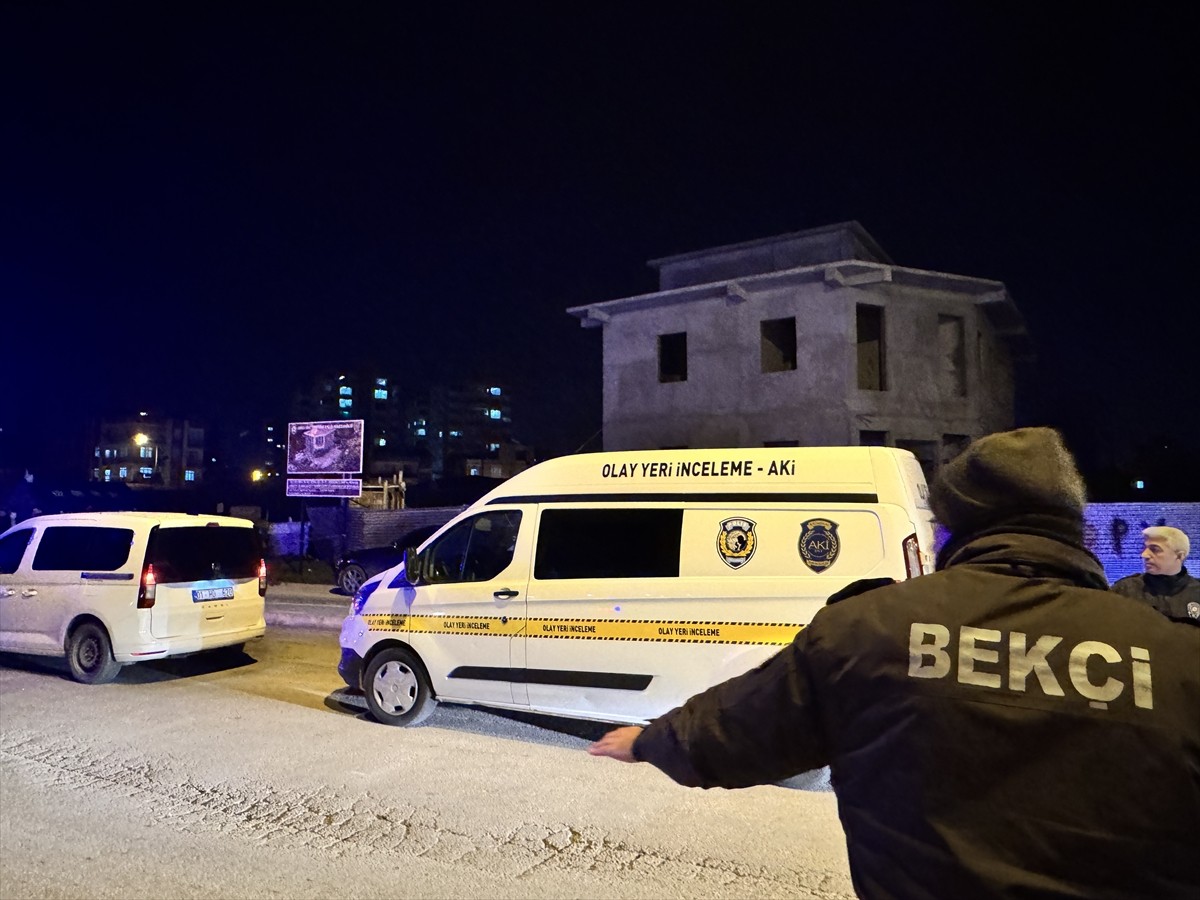 Adana'da polis merkezi inşaatına molotofkokteyli atarak kaçmaya çalışan şüpheli, yaralı...