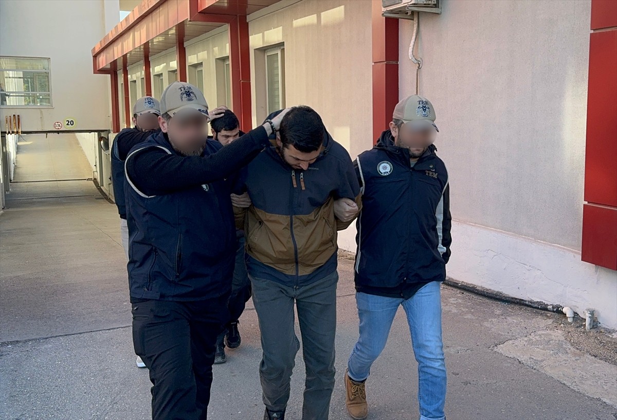 Adana'da terör örgütü DEAŞ'a yönelik operasyonda gözaltına alınan 3 zanlıdan 2'si...