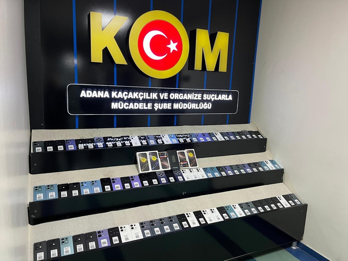 Adana'da yedek yakıt tanklarında gümrük kaçağı 96 cep telefonu ele geçirilen kamyonun sürücüsü...