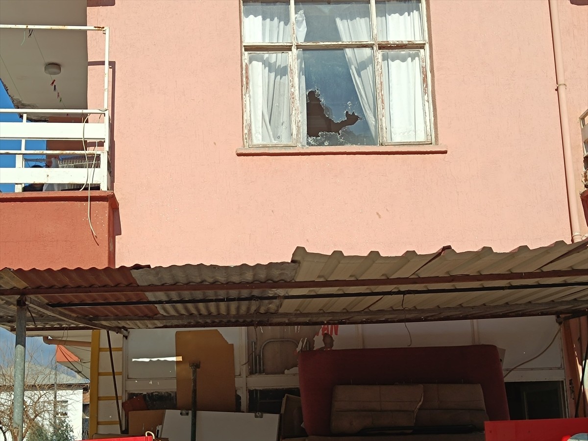 Adana'nın Kozan ilçesinde bir iş yerinin kurşunlanmasıyla ilgili 2 şüpheli gözaltına alındı. Polis...