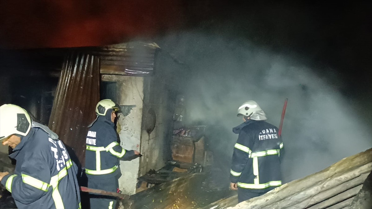 Adana'nın Kozan ilçesinde, evin bahçesinde peynir yapımında kullanılacak sütü kaynatmak için...