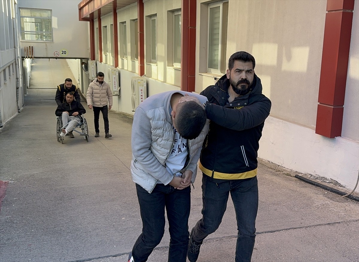 Adana'nın merkez Seyhan ilçesinde bir kişinin tabancayla vurularak öldürülmesiyle ilgili kavgaya...