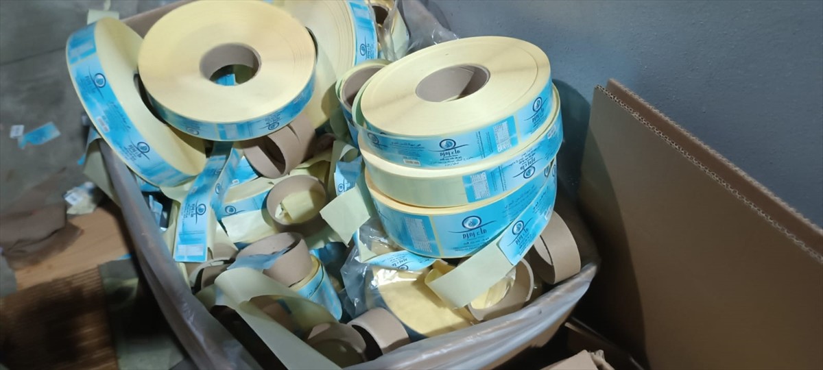 Adana'nın merkez Seyhan ilçesinde düzenlenen operasyonda, şişelenmiş 15 bin litre sahte zemzem...