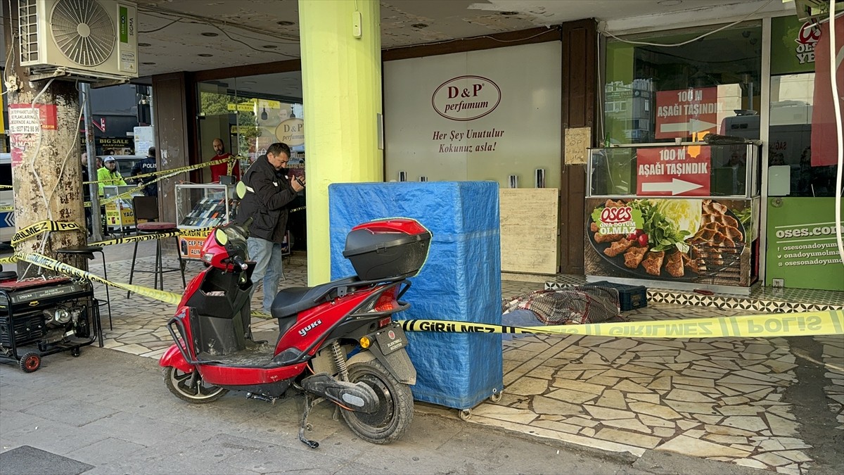 Adana'nın merkez Seyhan ilçesinde, kaldırımda yürüdüğü sırada silahlı saldırıya uğrayan kişi...
