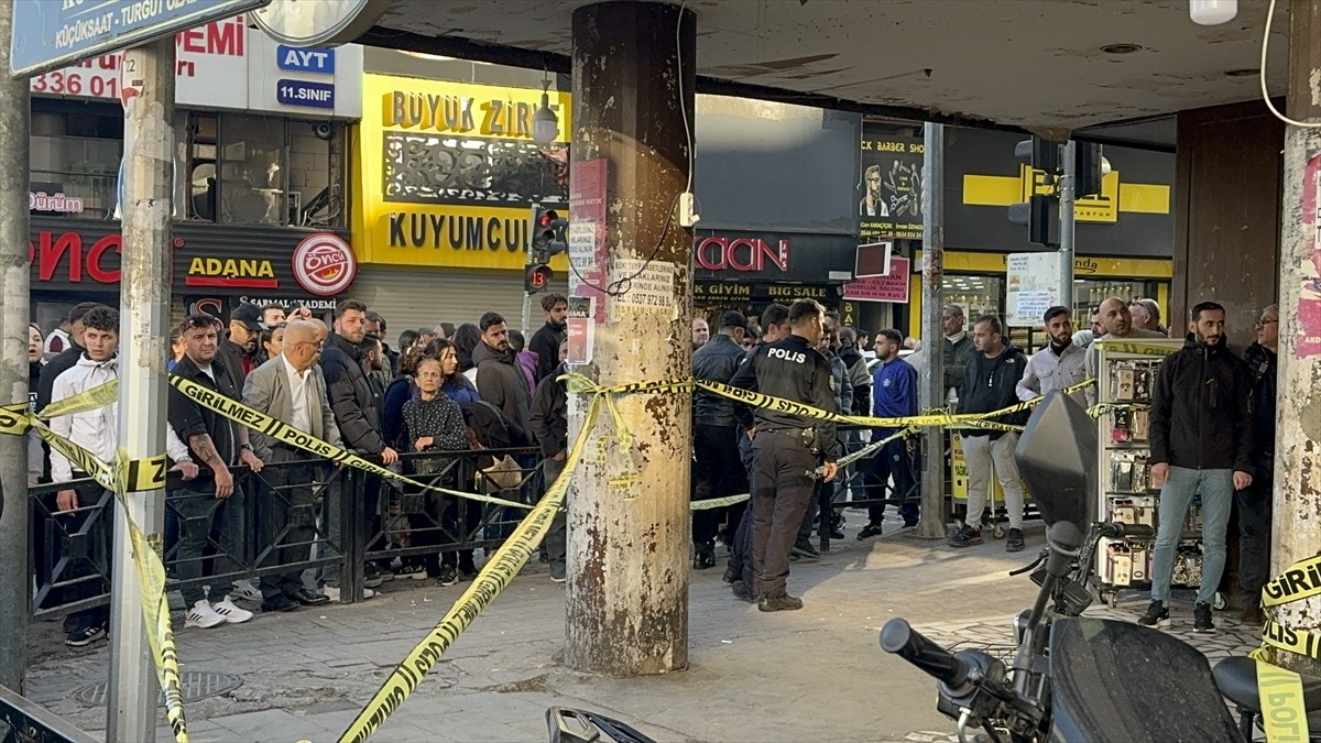 Adana'nın merkez Seyhan ilçesinde, kaldırımda yürüdüğü sırada silahlı saldırıya uğrayan kişi...