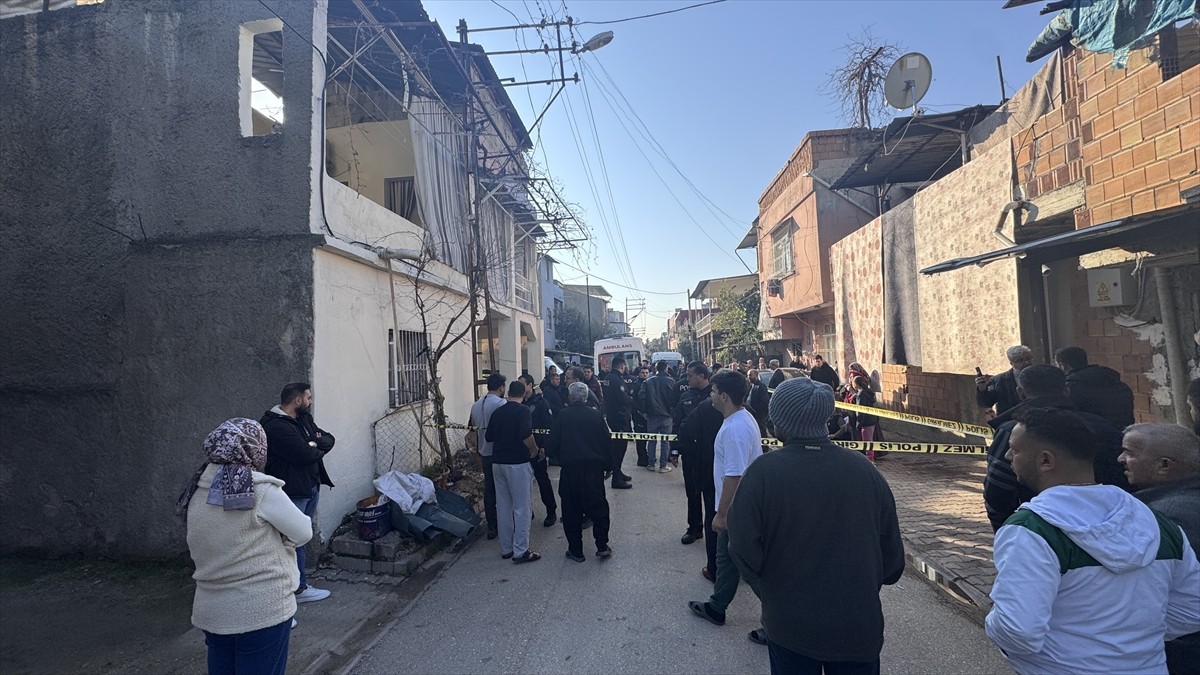 Adana'nın merkez Yüreğir ilçesinde, aynı aileden 3 kişi evde bıçaklanarak öldürülmüş halde...